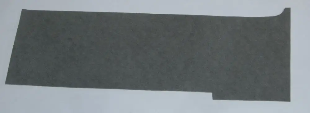 Graues, rechteckiges Material mit abgerundeter Ecke, möglicherweise Teil eines technischen Produkts von Daikin, auf weißem Hintergrund.